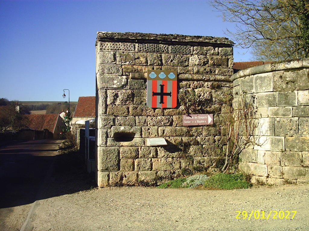 Le Puits Fortifie Salives エクステリア 写真